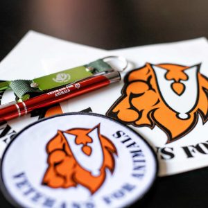 Sponsorpakket B – Pen • Keyring • Patch • 2 Vinyl Stickers